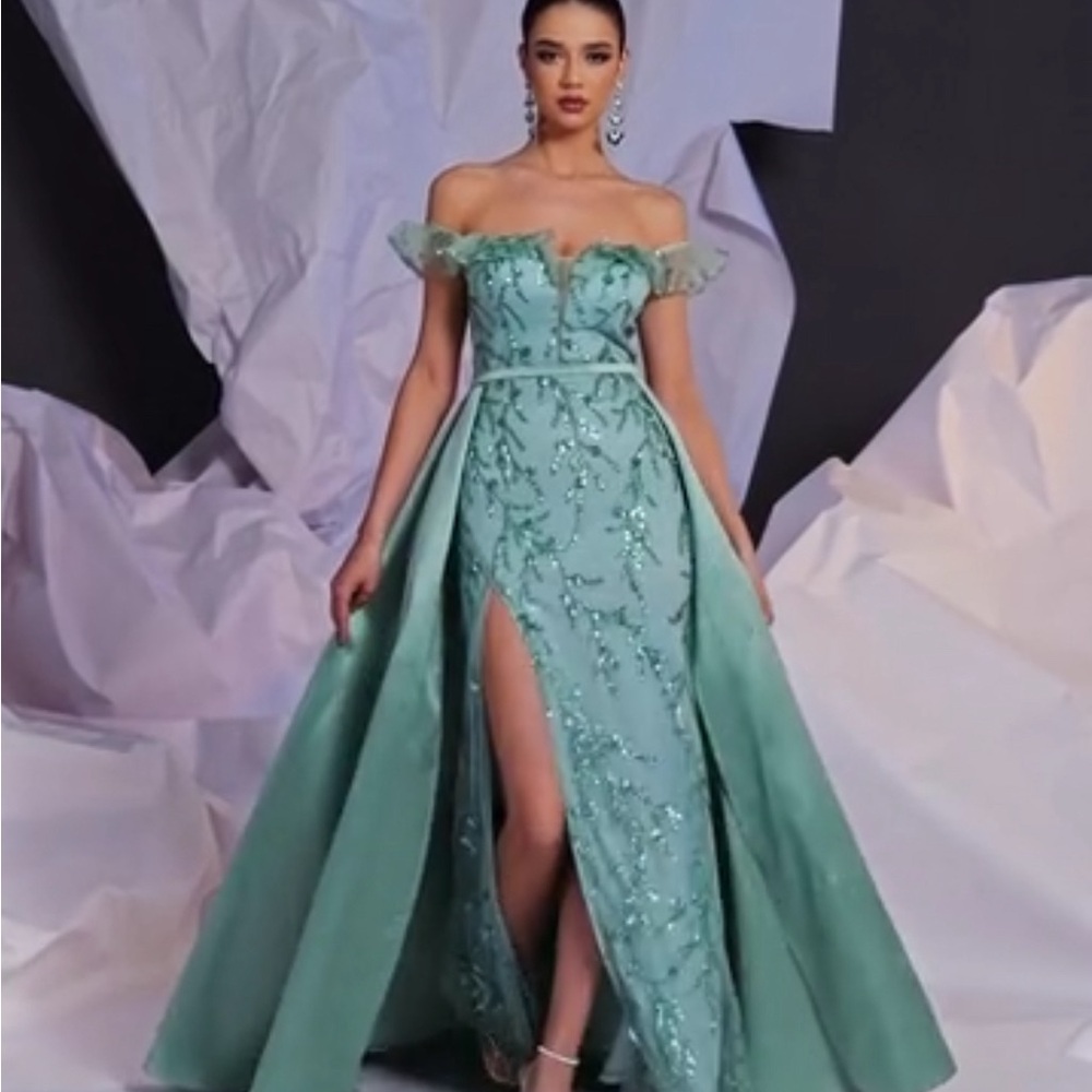 Beautiful pastel green dress true to size.